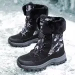 Wholesale black mixed anti-slip women’s snow boots in large sizes, made of TPR, PU, canvas, and plush with laced cotton design—perfect for OEM or ODM customization on snowy surfaces.