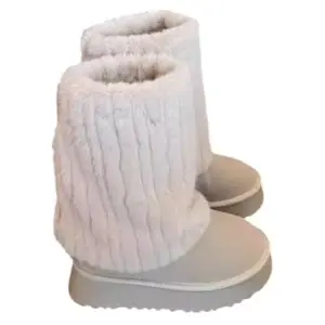 A pair of Wholesale Winter New Styles Women Plus Plush Platform Non slip Snow Boots Cotton Floette Plush Shoes for Ladies is shown on a white background, available for OEM and ODM customization.