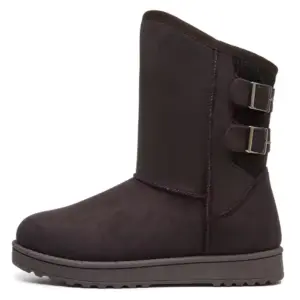 A black mid-calf women's winter snow boot with a flat sole and two buckle straps, available for OEM/ODM customization. Wholesale custom designer winter warm boots for women.