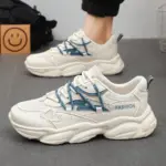 The Wholesale Factory Customized Solid Color Daily Sports Outdoor Shoes PU Mesh Men's Walking Sneakers are shown on a gray floor with blue laces and "FASHION" on the side. OEM/ODM available. A black bag and smiley face box appear in the background.