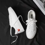 Xrh Wholesale Spring PU Valentine's Day Low Top White Walking Shoes for Women feature a small red heart detail—ideal for OEM/ODM customization as unique love-themed vulcanized PU sneakers.