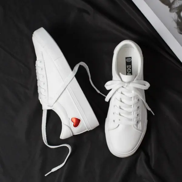 Xrh Wholesale Spring PU Valentine's Day Low Top White Walking Shoes for Women feature a small red heart detail—ideal for OEM/ODM customization as unique love-themed vulcanized PU sneakers.